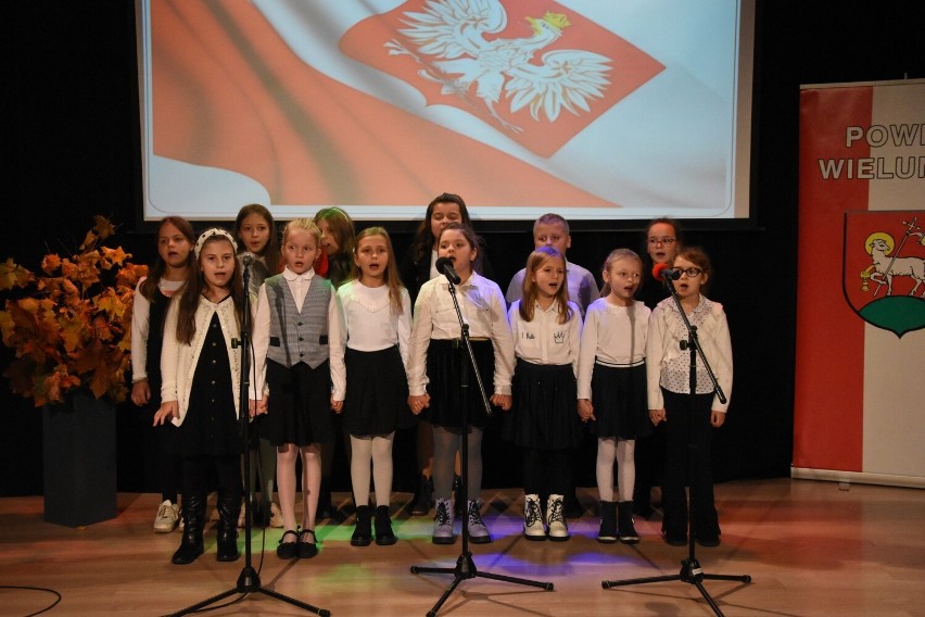 Patriotyczne śpiewanie w wieluńskim PMDKiS. Zobaczcie zdjęcia i wyniki festiwalu 