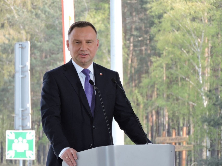 Prezydent Andrzej Duda w Świnoujściu. Podpisano umowę na dofinansowanie rozbudowy terminalu LNG w Świnoujściu