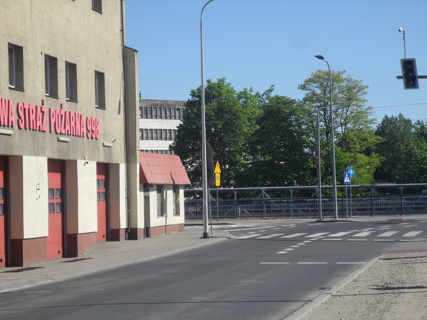 Trwa układanie masy bitumicznej w ciągu ul. Darłowskiej w...