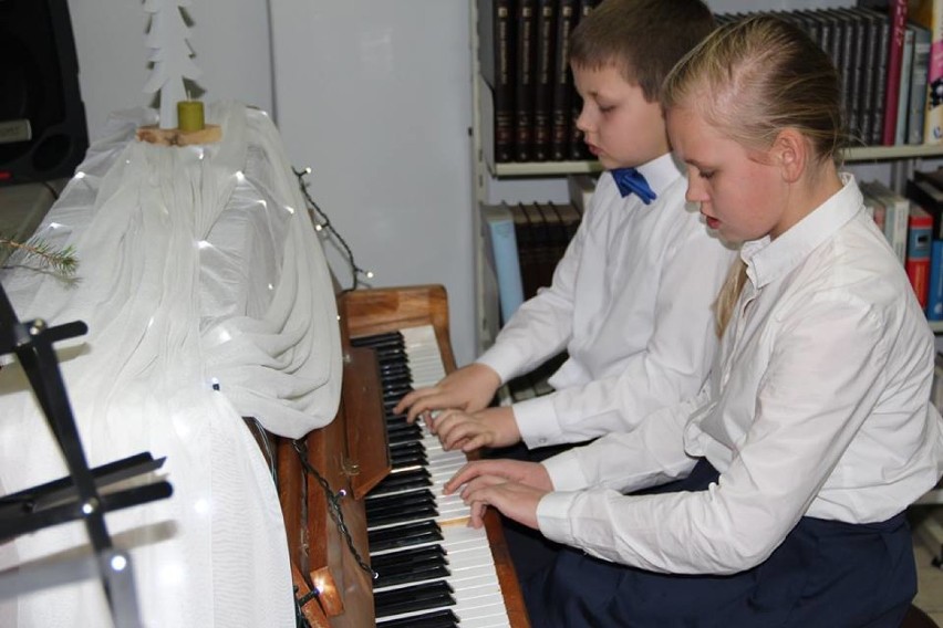Wieluń: Noworoczny koncert w wykonaniu uczniów PSM w Powiatowej Bibliotece
