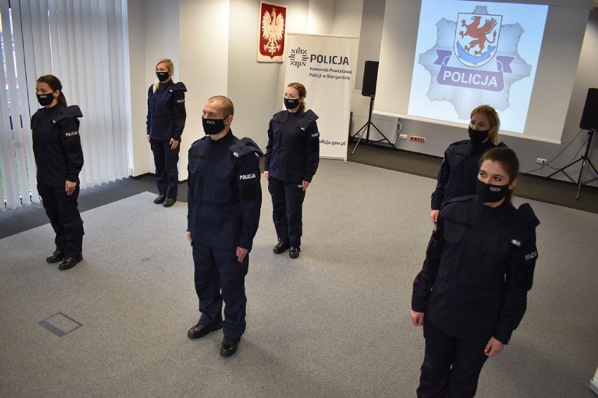 KPP Stargard. Ślubowanie nowo przyjętych policjantów stargardzkiej komendy. Większość to kobiety. ZDJĘCIA, WIDEO