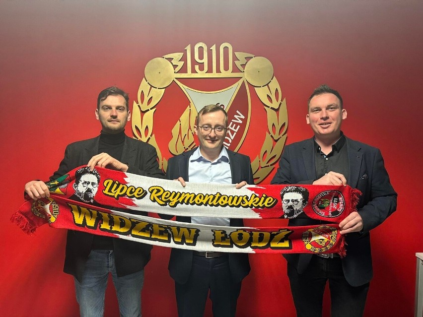 Pierwsze egzemplarze szalików FC Lipce trafiły do zarządu Widzewa Łódź. Na zdjęciu od lewej: Maciej Szymański, Mateusz Dróżdż i Sławomir Supera
