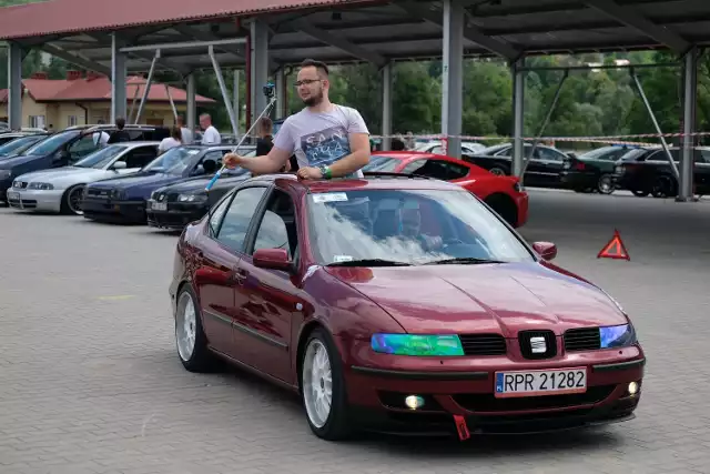 W Dynowie trwa trzydniowa DynóVWka 2018, czyli zlot fanów samochodów. Na placu Błękitny San już po raz ósmy zjawili się miłośnicy takich marek jak volkswagen, audi, seat, skoda, porsche i innych należących do koncernu Volkswagen. Nie brakowało także konkursów jak np. najniższe auto zlotu, car audio. Zobaczcie naszą fotorelację!

Zobacz także: Większość z nich czekała całą zimę, aby znów wyjechać na ulice. Wymyte i nawoskowane klasyki zebrały się na rynku w Skierniewicach
