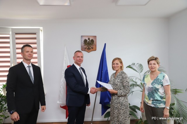 Umowę z wykonawcami podpisała zastępca burmistrza Staszowa dr Ewa Kondek.