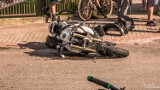 Ranny motocyklista po zderzeniu z samochodem uciekł z miejsca wypadku na ulicy Marszewskiej