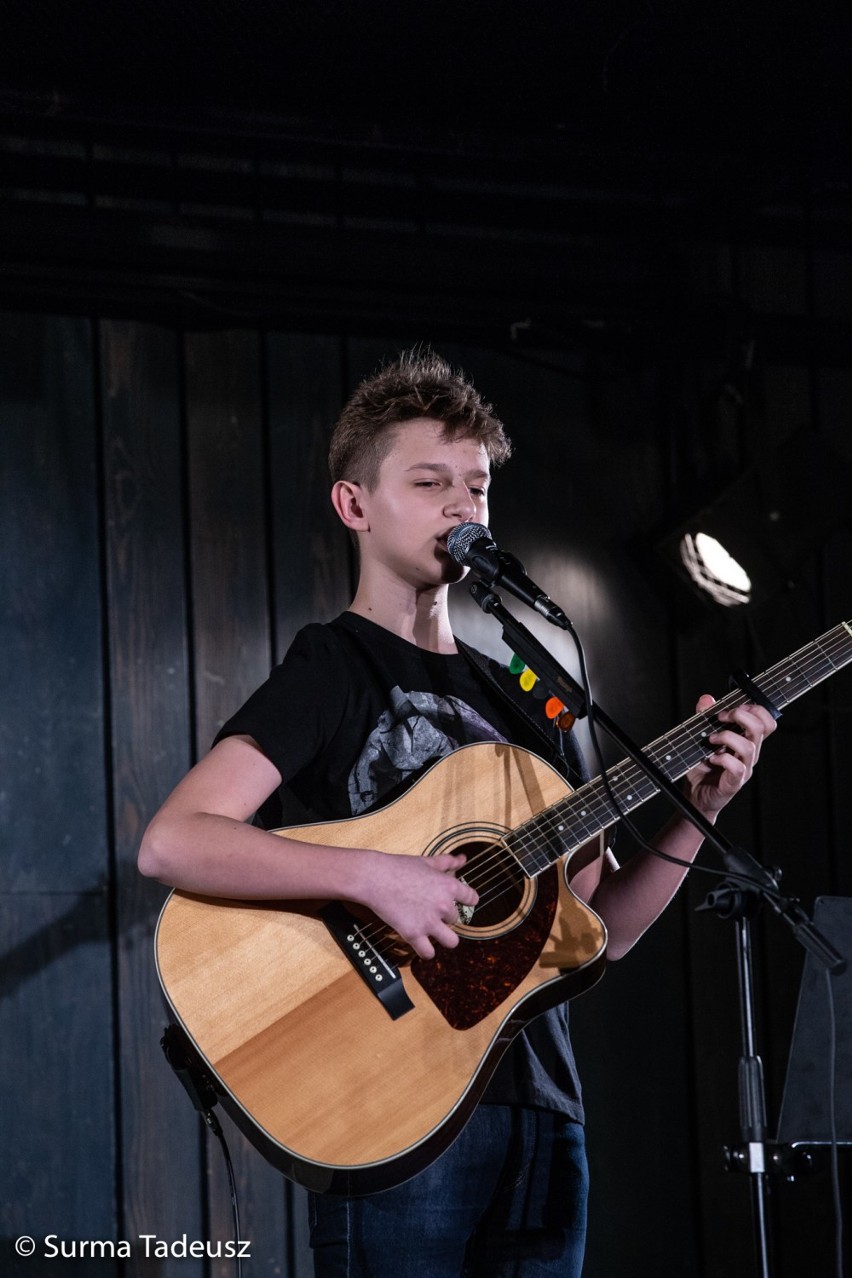 Chłopak z gitarą śpiewająco wystąpił na Stargardzkiej Scenie Młodych. Koncert Oliviera Michalczuka w SCK