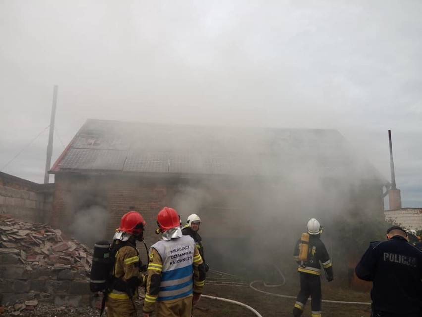 Śniaty: Płonął budynek gospodarczy. Akcję utrudniły panele fotowoltaiczne 