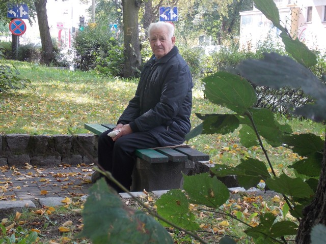 Józef Skowroński to pionier Gorzowa. 40 lat mieszka blisko koło alejek, w bloku przy ul. Grottgera. Codziennie - wczoraj także - wychodzi na długi spacer i spędza tu trochę czasu na ławeczce.