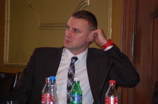 Tomasz Redo podczas listopadowego posiedzenia Rady Miejskiej w Bytowie