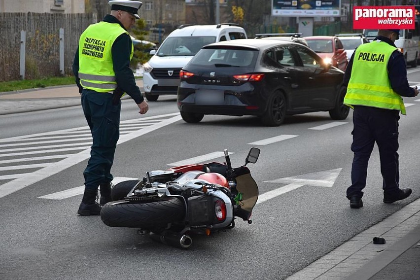 Motocyklista zatrzymał się przed przejściem, by przepuścić...