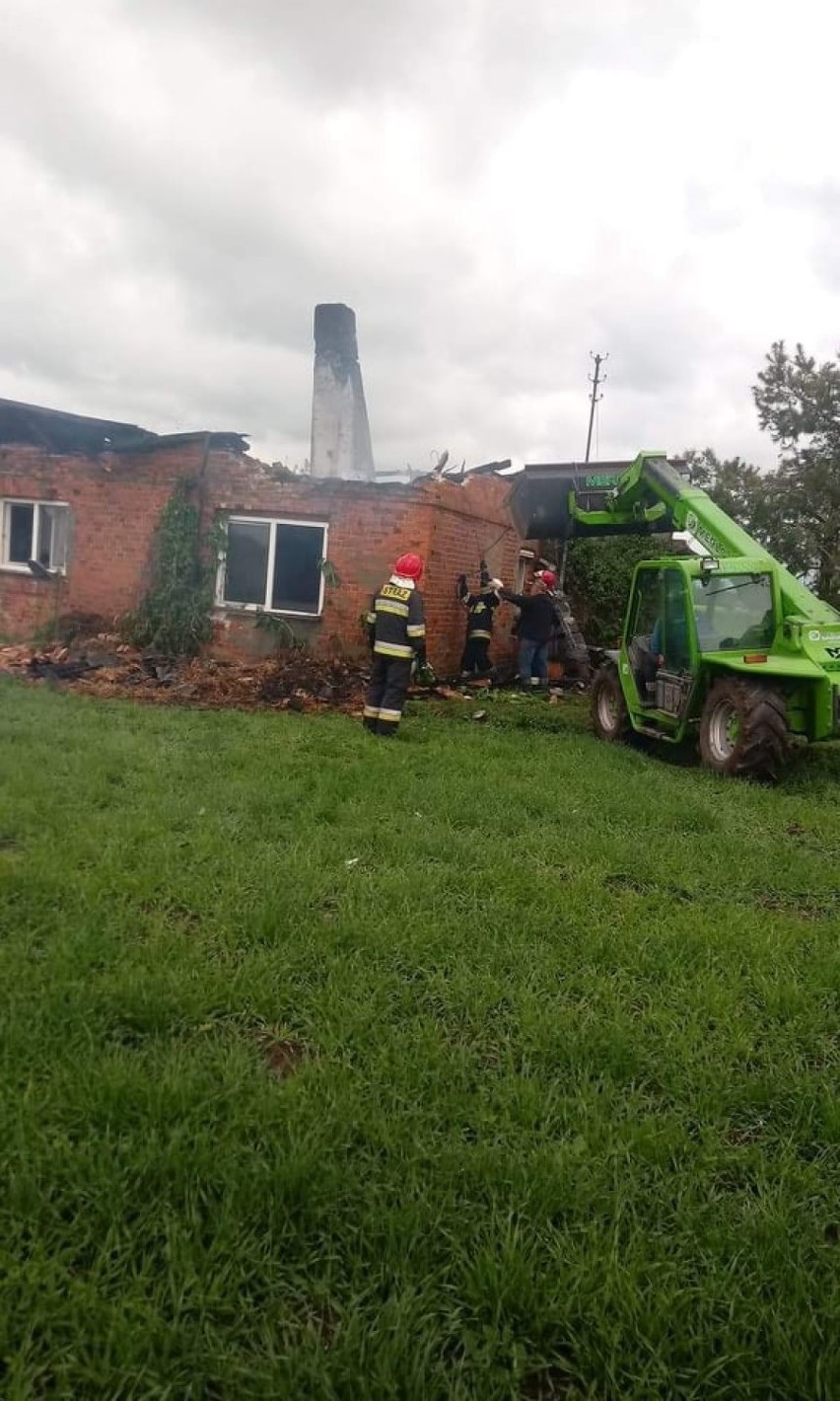 Groźny pożar budynku mieszkalnego w regionie. 11 zastępów straży pożarnej w akcji [zdjęcia]