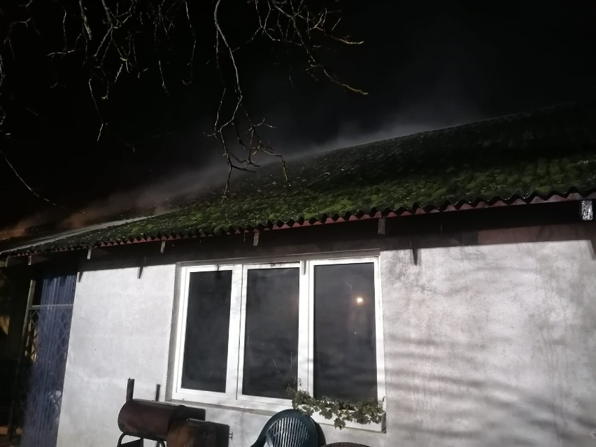 Nocny pożar mieszkania w budynku wielorodzinnym w Kurnatowicach [FOTO]