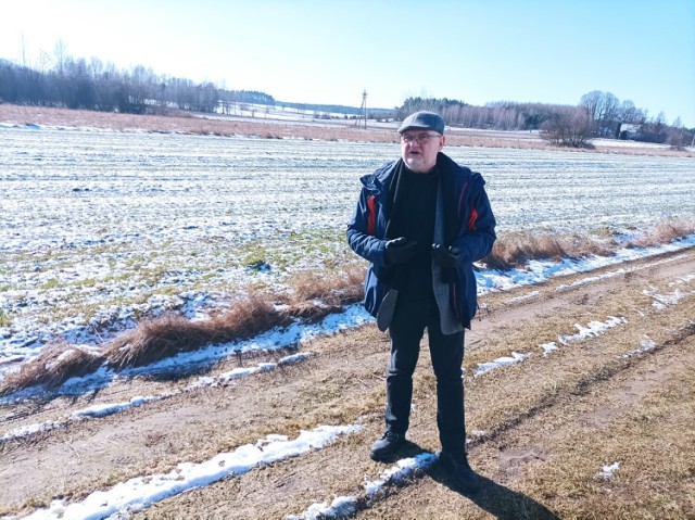 Dariusz Zakrzewski stoi na czele grupy mieszkańców, którzy nie chcą paneli fotowoltaicznych tuż pod swoimi oknami.