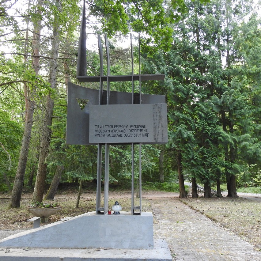 Pomnik przy drodze do Krynicy Morskiej.