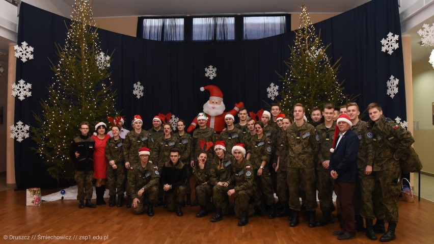 Mikołajki szkolne i służb mundurowych w ZSP 1. Były prezenty...