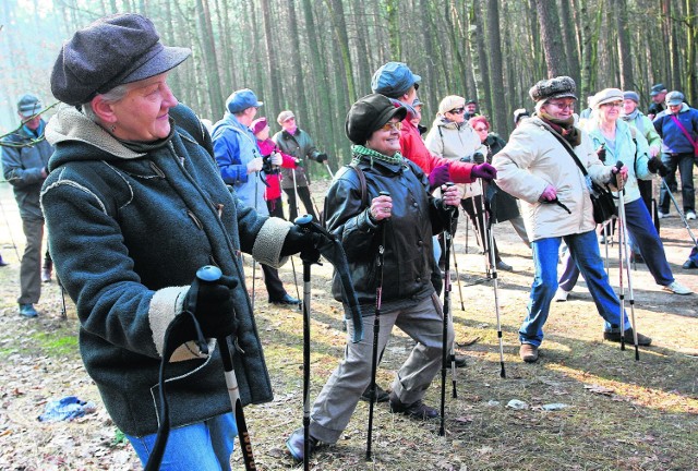 Nordic walking piotrkowski OSiR promuje od dawna. Na zdjęciu jeden z rajdów&#8233;