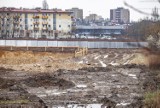 Kraków. Wielki, błotny plac budowy na budowie Centrum Nauki Cogiteon