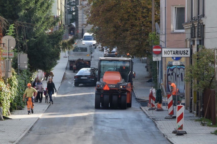 Remont po kielecku na ulicy Koziej. Nowy asfalt zrywają i... kładą jeszcze nowszy [ZDJĘCIA]