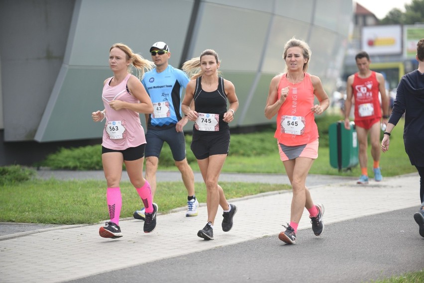 Biegacze opanowali Toruń! Setki osób wystartowały w "Run Toruń - Zwiedzaj ze zdrowiem!". Mamy dużo zdjęć!