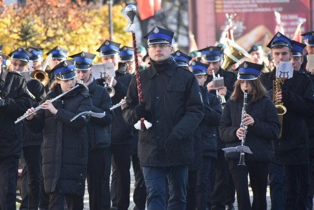 Święto Niepodległości w Sieradzu. Msza święta, uroczystości pod pomnikiem Marszałka