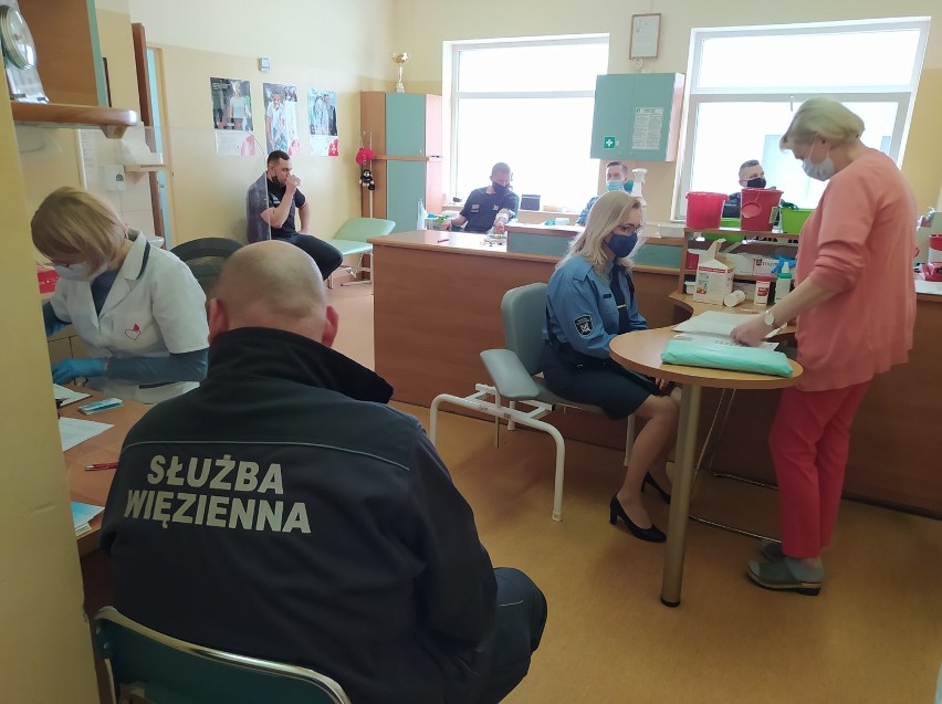 Strażnicy więzienni z Aresztu Śledczego w Piotrkowie oddali...