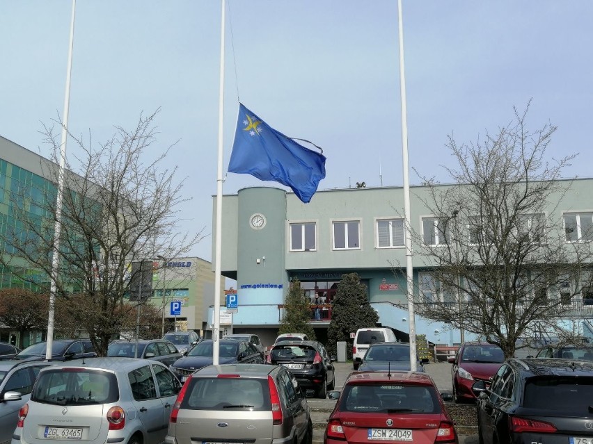 Flaga Goleniowa opuszczona do połowy. Urząd żegna Henryka Zajkę