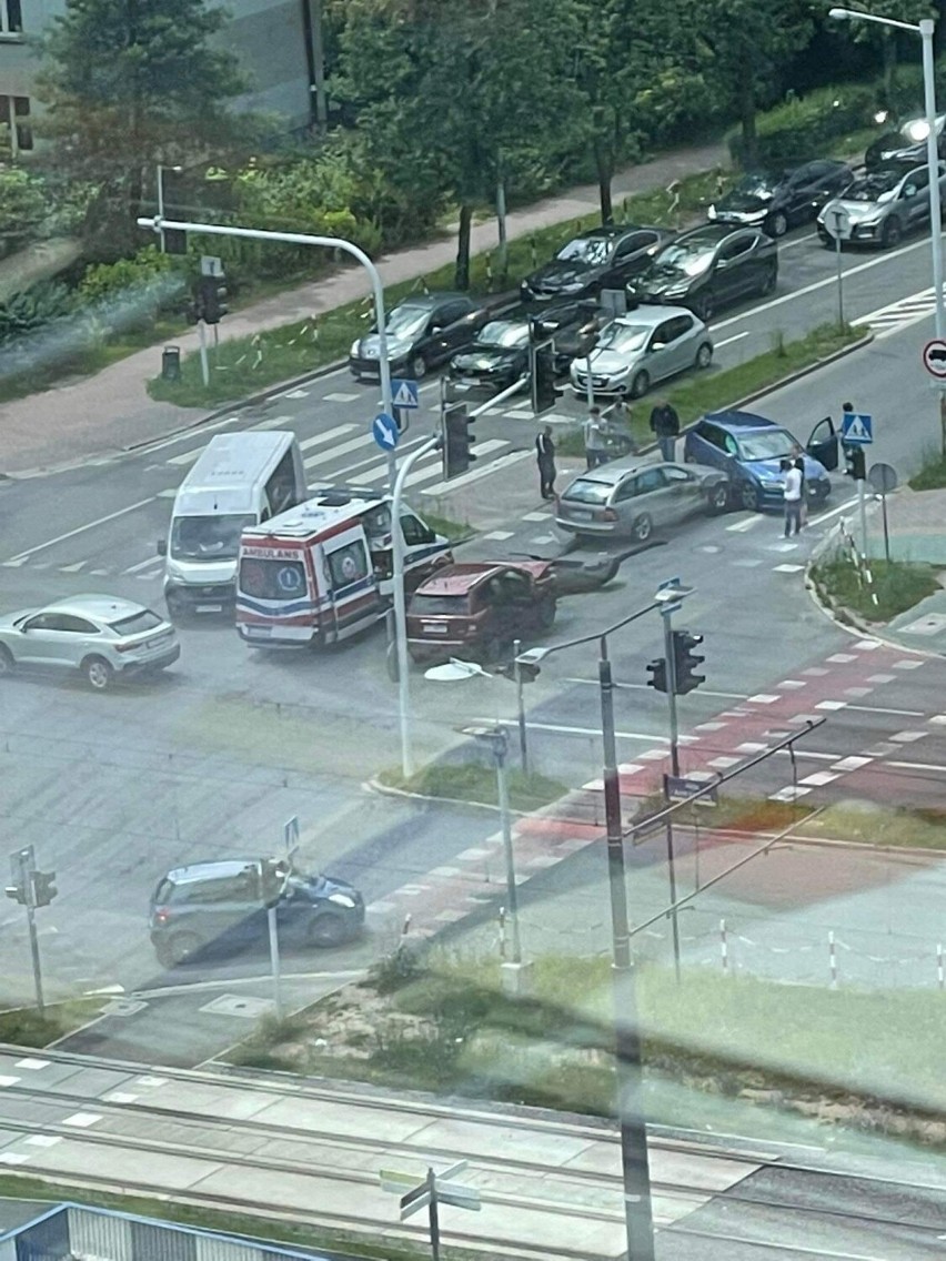 Wypadek w Częstochowie. Trzy samochody zderzyły się skrzyżowaniu Dekabrystów i al. Armii Krajowej , brak osób poszkodowanych