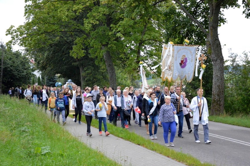 Pielgrzymka z Kartuz idzie na odpust do Sianowa