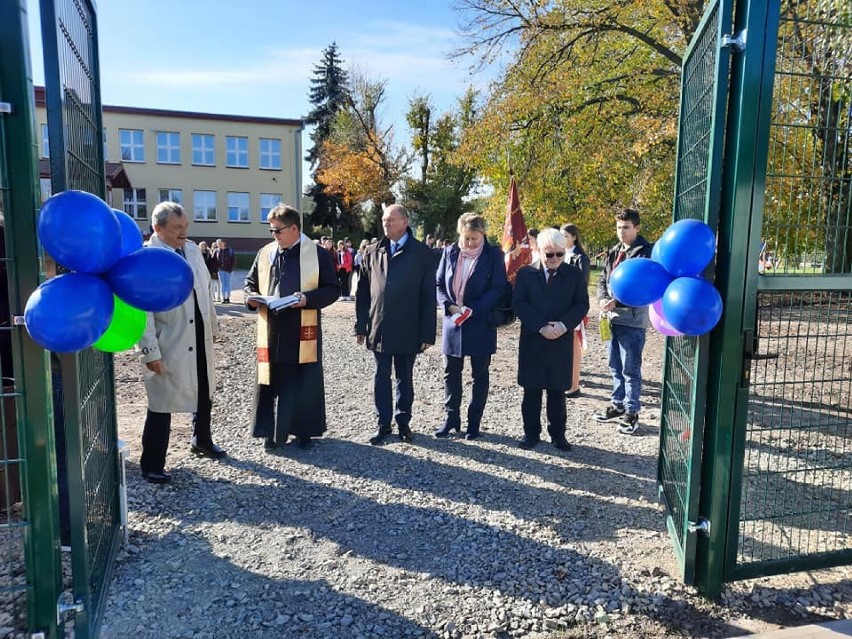 Nowoczesne boisko wielofunkcyjne z kortem tenisowym powstało przy szkole w Wojsławicach. Zobacz zdjęcia