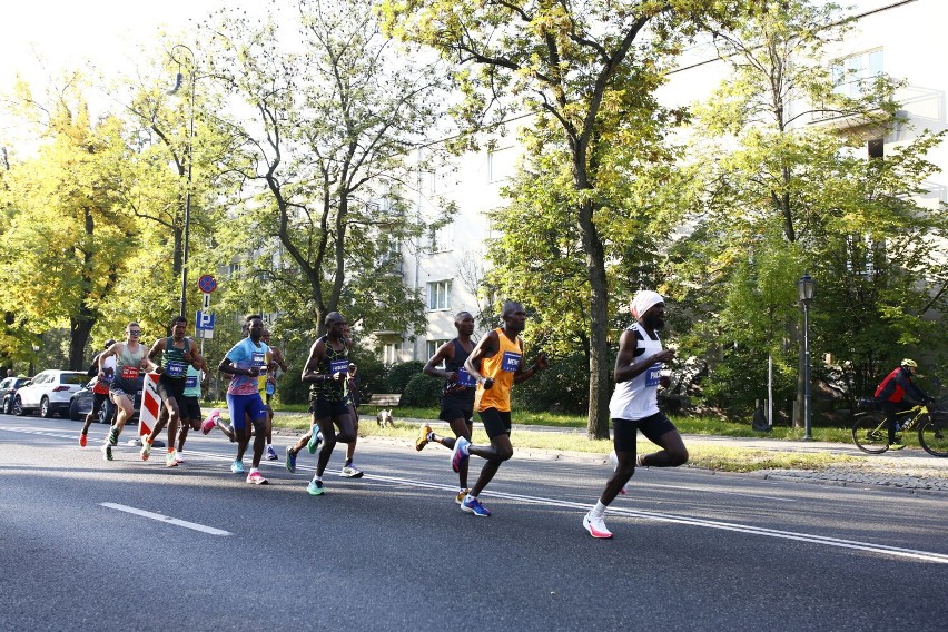 Maraton Warszawski 2022 za nami. Tysiące biegaczy na ulicach stolicy. Tak wyglądała 44. edycja największego święta sportowego