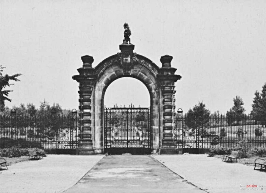 Jednym z najstarszych obiektów w Parku Śląskim jest brama...
