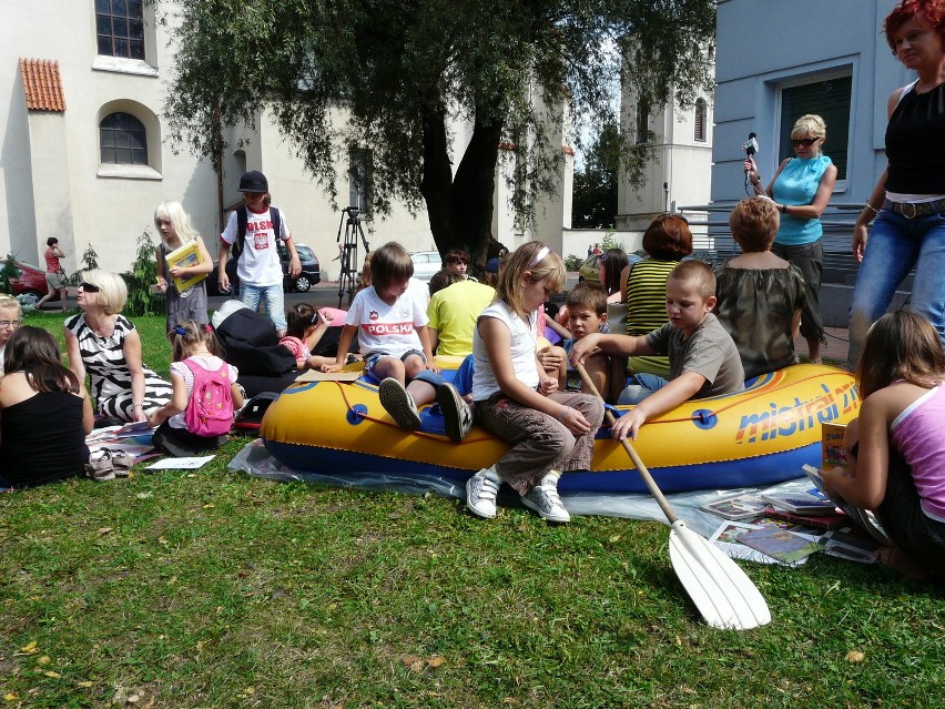 Czytali książki i bawili się na skwerku przed biblioteką w Wieluniu