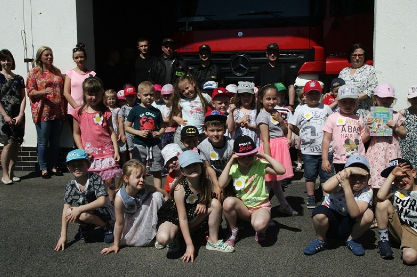 Dzieci z Przedszkola Niepublicznego "Stokrotka" odwiedziły legnickich strażaków [ZDJĘCIA]