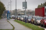 Gigantyczne korki do testów na koronawirusa. Ludzie stoją po kilka godzin i są odprawiani z kwitkiem. Będzie liczenie oczekujących