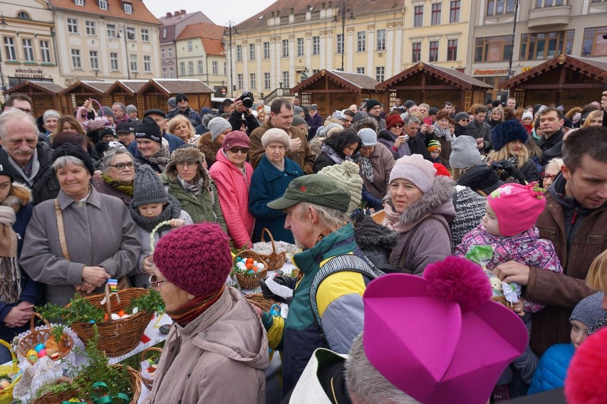 Bydgoska Święconka 2018. Mieszkańcy poświęcili pokarmy na Starym Rynku [zdjęcia, wideo]
