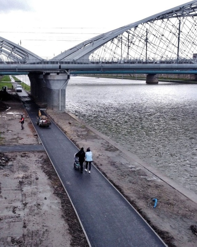 Nowe mosty kolejowe są niezbędne do uruchomienia dodatkowych torów kolejowych na odcinku Kraków Główny – Kraków Płaszów.