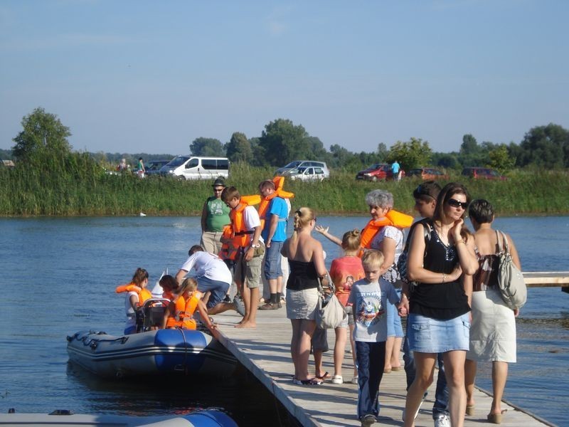 Tłumy mieszkańców Opola ściągnęły nad kąpielisko miejskie, aby zjeść pstrąga i posłuchać szanty