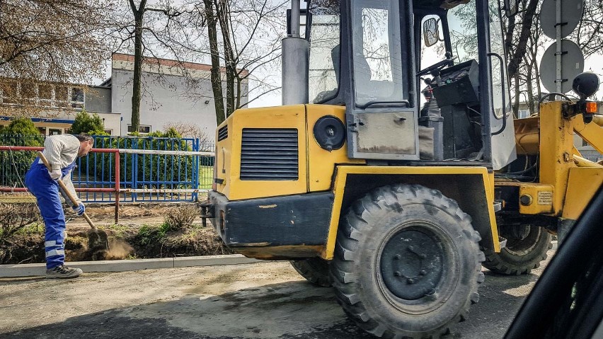 Leszno. Wokół Szkoły Podstawowej numer 9 powstały nowe chodniki. Koniec z wyboistymi płytami [ZDJĘCIA]