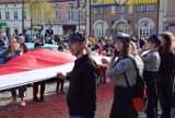 Trwają przygotowania do Dnia Flagi w Skierniewicach. Mieszkańcy miasta poniosą ulicami 350-metrową flagę. ZDJĘCIA