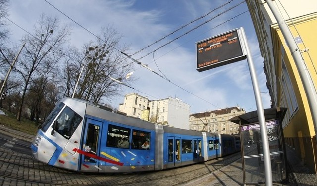 Testową tablicę ustawiono już na przystanku Dworzec Główny PKP w stronę centrum.