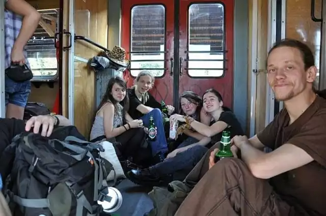 Piwo w pociągu nielegalne, ale przymyka się na nie oko