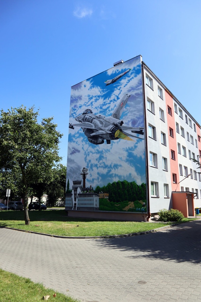 Lotniczy mural na bloku przy ul. Wróblewskiego w Łasku ZDJĘCIA