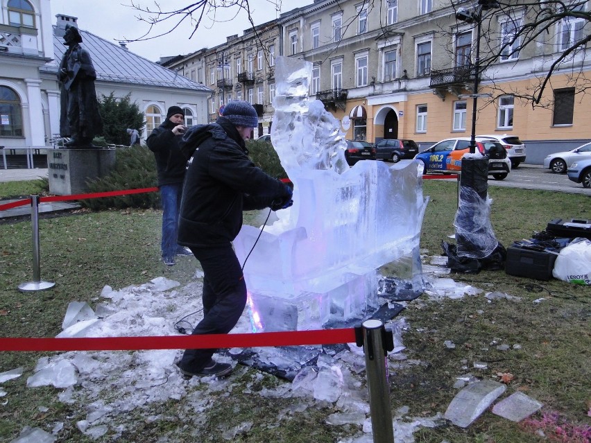 W Radomiu powstała niezwykła rzeźba lodowa. Można ją podziwiać przed Resursą Obywatelską