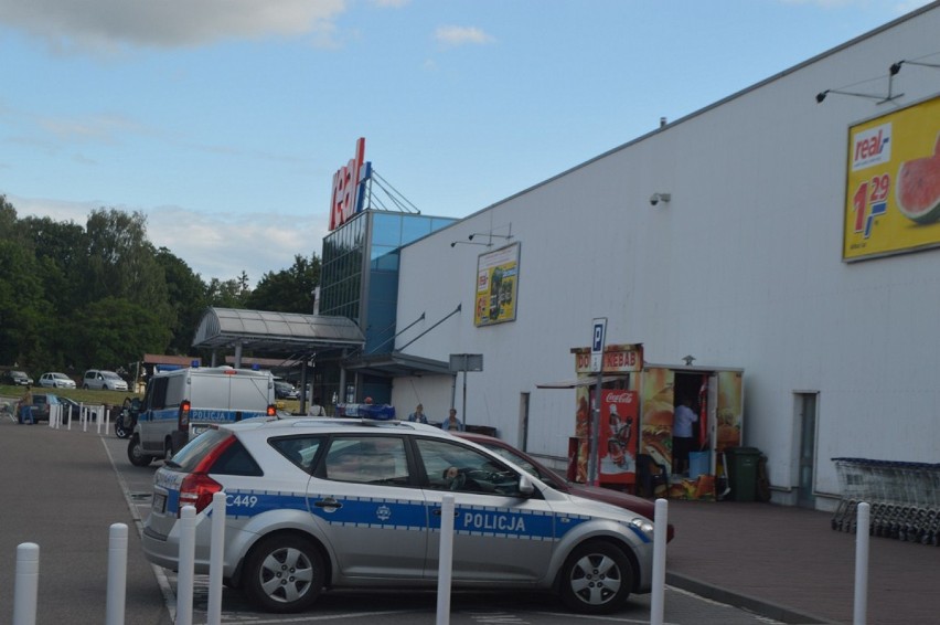 23-latek dźgnął nożem kobietę w hipermarkecie Real we Włocławku