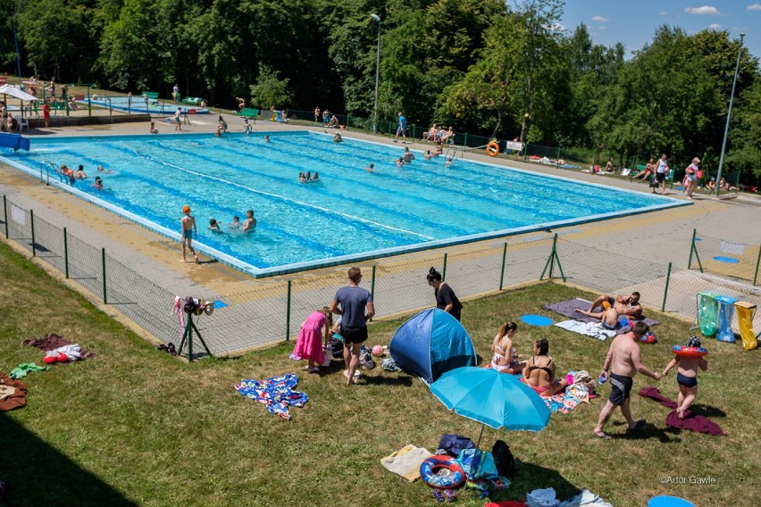 Basen na "Marcince" w Tarnowie rozpoczął w piątek sezon. W upalny weekend kąpielisko będzie oblegane [ZDJĘCIA]