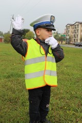 Dzieci próbują sił w Policji. Kierowały ruchem i odwiedziły komendę [FOTO]
