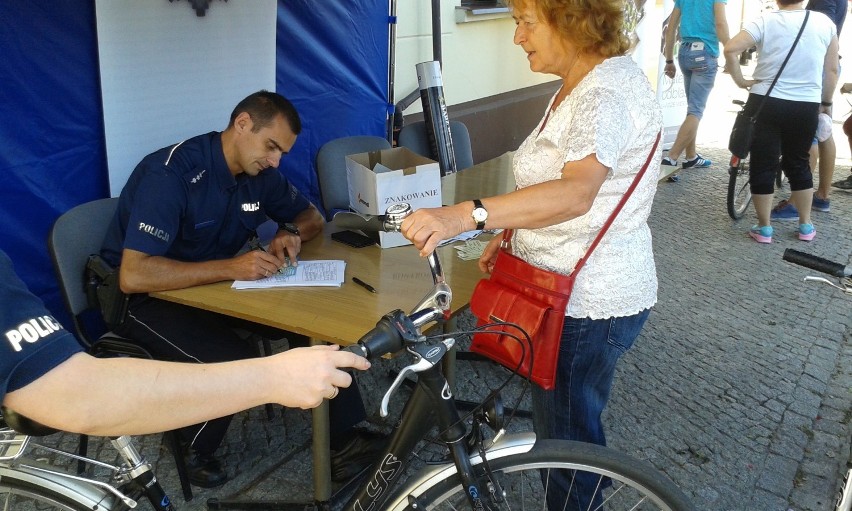 Na żnińskim rynku policjanci znakowali rowery [zdjęcia]
