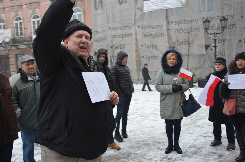 Wolne media - protest w Piotrkowie przeciwko lex TVN i w...