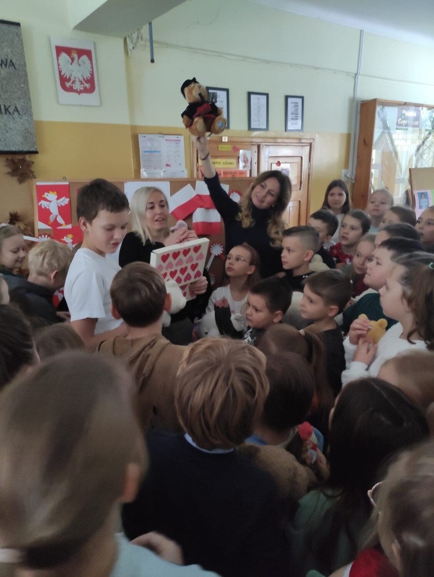 Loteria "zaadoptuj misia" w Szkole Podstawowej numer 1 w Sandomierzu. Tak świętowano Dzień Pluszowego Misia. Zobacz zdjęcia