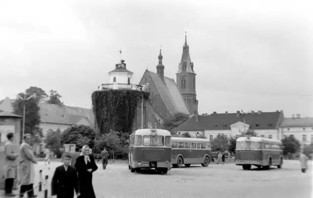 Olkusz, lata 60. ub. wieku. Przystanek autobusowy w pobliżu wieży ciśnień